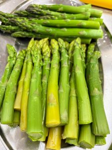 Restaurant KRAM Àpats i verdures de proximitat 🌱✨ Els reis del marge: els espàrrecs “trigueros”! ✨🌱 Amb el seu gust singular, que combina tocs dolços i amargs, els espàrrecs silvestres són una autèntica joia de temporada. El seu nom prové de l’asparagina, un aminoàcid amb propietats diürètiques, i la seva versatilitat a la cuina és infinita. Al Restaurant Marisqueria KRAM els preparem en plats que uneixen tradició i creativitat: 🍳 Truita oberta d’espàrrecs de marge, xiitakes i gambes – un mar i muntanya deliciós. 🥣 Crema d’espàrrecs amb ou escalfat i crostons casolans – suau, elegant i reconfortant. 🦑 Calamarsons saltats amb espàrrecs i faves – un plat de mar i terra que et farà repetir. A Catalunya, els espàrrecs de marge són típics del Baix Llobregat, però a KRAM els portem fins al centre comercial d’Andorra la Vella per oferir-te una experiència gastronòmica única. 📍 Vine a tastar-los i deixa’t sorprendre pel nostre xef Jordi Guerrero i el seu equip, que combinen la cuina innovadora amb la tradició andorrana. #KRAMAndorra #EspàrrecsTrigueros #CuinaDeTemporada #Gastrobar #Marisqueria #FoodieAndorra #MarisqueriaKRAM