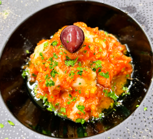 Marisqueria, Oyster Bar, Restaurant KRAM Esqueixada de bacallà, tradició que enamora Al cor d’Andorra la Vella, al Restaurant Marisqueria KRAM, et convidem a gaudir d’una de les tapes més autèntiques de la nostra cuina: l’esqueixada tradicional. Bacallà esmicolat amb cura, barrejat amb tomàquet fresc, ceba tendra de figueres, olives de l’Aragó i un raig d’oli d’oliva verge extra que arrodoneix cada mossegada.  Una recepta senzilla però plena de sabor i història, que connecta amb la nostra tradició mediterrània. Ideal per compartir, maridar amb un bon vi blanc o amb una canya de cervesa MAHOU  i començar un àpat amb el millor gust de casa. Vine a descobrir-la a KRAM Andorra, el nostre gastrobar i marisqueria amb producte fresc de les millors llotges de Catalunya i Espanya i tapes fetes amb passió. Reserva la teva taula i deixa’t sorprendre per la cuina del nostre xef Jordi Guerrero i el seu equip. En Jordi Guerrero ha dirigit les millors cuines del País com la del Celler d’en Toni més de 25 anys. #Marisqueria #KRAMAndorra #Esqueixada #TapesTradicionals #AndorraLaVella #Gastrobar #CuinaMediterrània #Foodies #Andorra