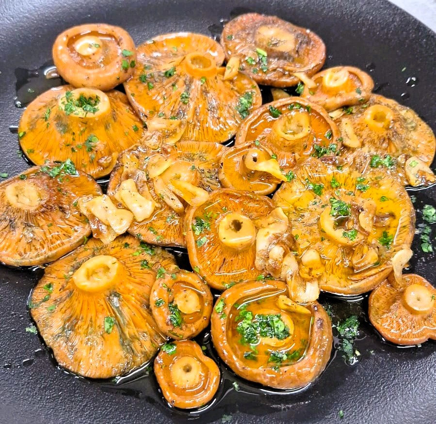 A Restaurant KRAM arriba la cuina de tardor 🍄✨ Els petits tresors del bosc: els rovellons de botó ✨🍄 Si hi ha un bolet que desperta passions a Catalunya i Andorra, aquest és el rovelló. Però avui volem parlar-te d’una joia encara més especial: els rovellons de botó, aquells que no superen els 5 cm de circumferència i que concentren tota la fragància i intensitat d’aquest bolet tan estimat. Amb la seva carn ferma, el làtex taronja característic i un sabor inconfusible, aquests petits rovellons són un autèntic símbol boletaire i una delícia de temporada que només es pot gaudir fresc poques setmanes a l’any. 🍴 Al Restaurant KRAM els preparem amb el respecte i la cura que mereixen, perquè cada queixalada sigui un homenatge a la tradició i a la natura d’Andorra. 📍 Vine a descobrir aquest plat tant exquisit com efímer i deixa’t sorprendre per la cuina del nostre xef Jordi Guerrero. 📲 Reserva la teva taula al WhatsApp +376 696 666 i no et quedis sense tastar-los. #RestaurantKRAM #AndorraLaVella #AndorraGastronòmica #RovellonsDeBotó #BoletsDeTardor #CuinaDeTemporada