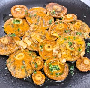 A Restaurant KRAM arriba la cuina de tardor 🍄✨ Els petits tresors del bosc: els rovellons de botó ✨🍄 Si hi ha un bolet que desperta passions a Catalunya i Andorra, aquest és el rovelló. Però avui volem parlar-te d’una joia encara més especial: els rovellons de botó, aquells que no superen els 5 cm de circumferència i que concentren tota la fragància i intensitat d’aquest bolet tan estimat. Amb la seva carn ferma, el làtex taronja característic i un sabor inconfusible, aquests petits rovellons són un autèntic símbol boletaire i una delícia de temporada que només es pot gaudir fresc poques setmanes a l’any. 🍴 Al Restaurant KRAM els preparem amb el respecte i la cura que mereixen, perquè cada queixalada sigui un homenatge a la tradició i a la natura d’Andorra. 📍 Vine a descobrir aquest plat tant exquisit com efímer i deixa’t sorprendre per la cuina del nostre xef Jordi Guerrero. 📲 Reserva la teva taula al WhatsApp +376 696 666 i no et quedis sense tastar-los. #RestaurantKRAM #AndorraLaVella #AndorraGastronòmica #RovellonsDeBotó #BoletsDeTardor #CuinaDeTemporada