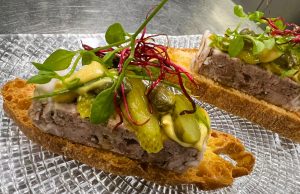 Menú degustació de tardor 2025. Restaurant Kram Andorra la Vella. Aquest any estarem a Andorra a taula 2025.  Crema de moniato amb cremós de foie Paté de campanya sobre pa rústic, tocs de mostassa i mini cogombres envinagrats Amanida de guatlla i bolets de tardor en escabetx Peus de porc farcits amb ceps Mousse de formatge de l'Alt Urgell amb codony i nous garapinyades Mignardises variades de la casa