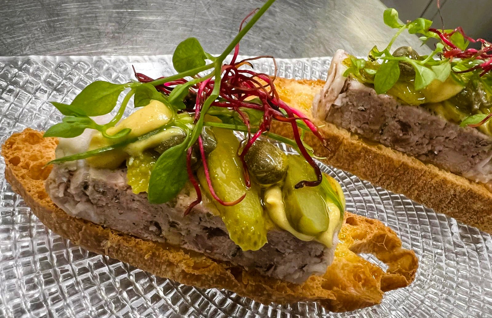 Menú degustació de tardor 2025. Restaurant Kram Andorra la Vella. Aquest any estarem a Andorra a taula 2025.  Crema de moniato amb cremós de foie Paté de campanya sobre pa rústic, tocs de mostassa i mini cogombres envinagrats Amanida de guatlla i bolets de tardor en escabetx Peus de porc farcits amb ceps Mousse de formatge de l'Alt Urgell amb codony i nous garapinyades Mignardises variades de la casa