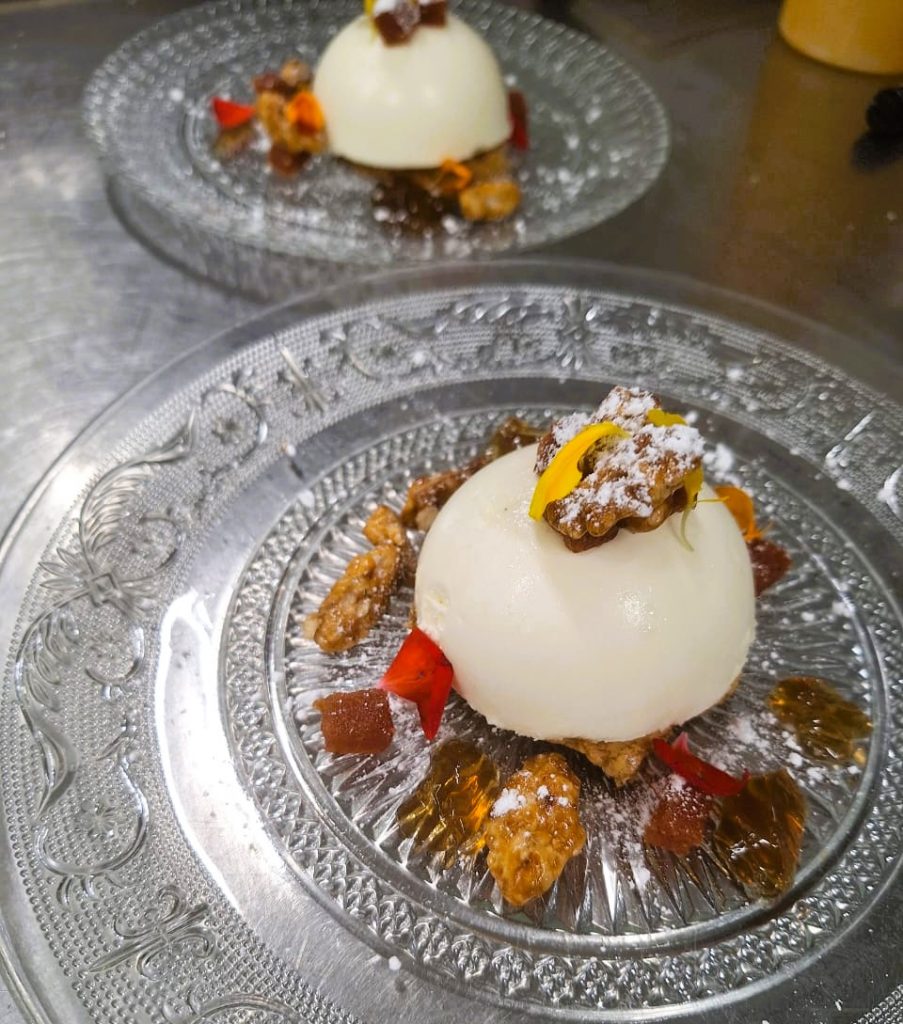 Menú degustació de tardor 2025. Restaurant Kram Andorra la Vella. Aquest any estarem a Andorra a taula 2025.  Crema de moniato amb cremós de foie Paté de campanya sobre pa rústic, tocs de mostassa i mini cogombres envinagrats Amanida de guatlla i bolets de tardor en escabetx Peus de porc farcits amb ceps Mousse de formatge de l'Alt Urgell amb codony i nous garapinyades Mignardises variades de la casa