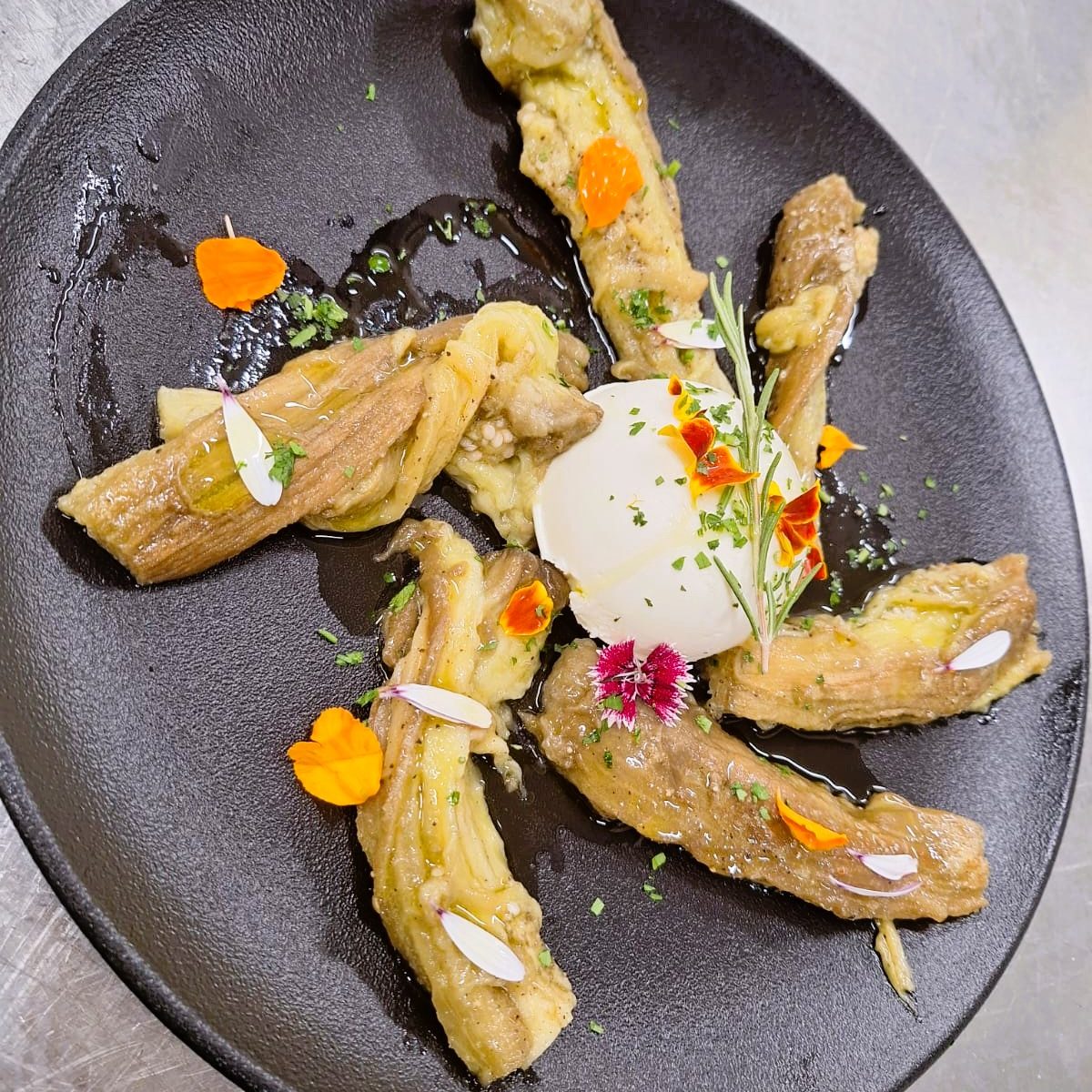🥂✨ Una queixalada de tardor amb essència mediterrània ✨🥂al Restaurant KRAM. La millor marisqueria d’Andorra. Disposem sempre d’Ostres Gillardeau i els millors xampanys francesos a copes. Al Restaurant KRAM celebrem la creativitat del nostre xef Jordi Guerrero amb un plat que enamora: 🧀 Mousse de formatge tendre de cabra amb 🍆 albergínia escalivada. Una combinació suau i cremosa que es fon amb el toc fumat de l’albergínia, creant una experiència gastronòmica única, plena de contrastos i autenticitat. 🔥 Cuina d’autor, producte de proximitat i passió per sorprendre en cada detall. 📍 Vine a descobrir aquesta exquisida creació a RESTAURANT KRAM, al centre comercial d’Andorra la Vella, i deixa’t seduir per la nostra proposta culinària. #RestaurantKRAM #AndorraLaVella #JordiGuerrero #CuinaDAutor #GastronomiaAndorrana #MousseDeCabra #AlbergíniaEscalivada
