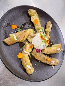 🥂✨ Una queixalada de tardor amb essència mediterrània ✨🥂al Restaurant KRAM. La millor marisqueria d’Andorra. Disposem sempre d’Ostres Gillardeau i els millors xampanys francesos a copes. Al Restaurant KRAM celebrem la creativitat del nostre xef Jordi Guerrero amb un plat que enamora: 🧀 Mousse de formatge tendre de cabra amb 🍆 albergínia escalivada. Una combinació suau i cremosa que es fon amb el toc fumat de l’albergínia, creant una experiència gastronòmica única, plena de contrastos i autenticitat. 🔥 Cuina d’autor, producte de proximitat i passió per sorprendre en cada detall. 📍 Vine a descobrir aquesta exquisida creació a RESTAURANT KRAM, al centre comercial d’Andorra la Vella, i deixa’t seduir per la nostra proposta culinària. #RestaurantKRAM #AndorraLaVella #JordiGuerrero #CuinaDAutor #GastronomiaAndorrana #MousseDeCabra #AlbergíniaEscalivada