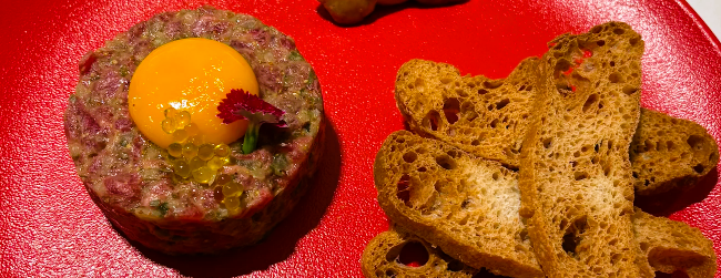 Descubre el auténtico Steak tartar en KRAM Andorra. Nuestra especialidad, preparada con carne de alta maduración y el inconfundible toque creativo del chef Jordi Guerrero