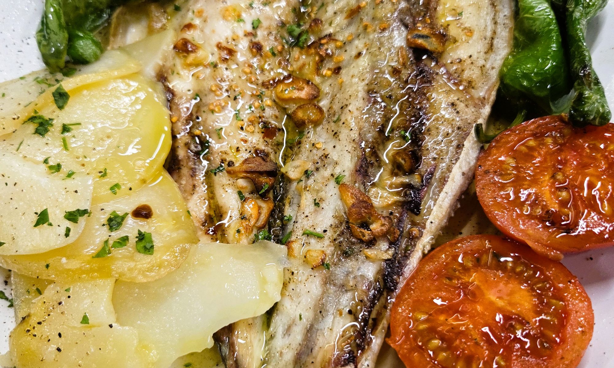 El nostre llobarro fresc i el turbot salvatge, cuinats al forn Josper amb brasa de carbó vegetal, conserven tota la seva textura i sabor, amb aquell toc fumat que els fa inoblidables.