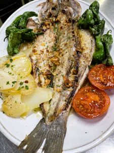 El nostre llobarro fresc i el turbot salvatge, cuinats al forn Josper amb brasa de carbó vegetal, conserven tota la seva textura i sabor, amb aquell toc fumat que els fa inoblidables.