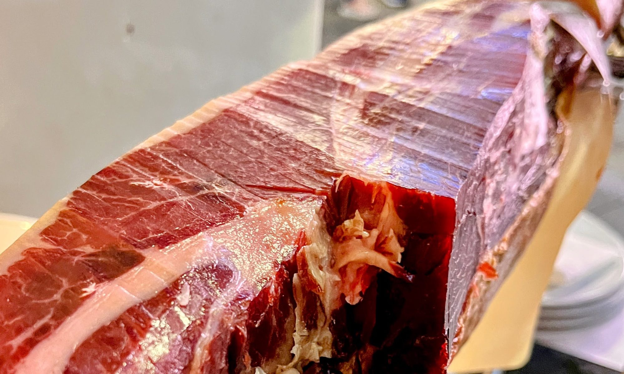 📸✨ Restaurant KRAM | Tradición, excelencia y sabor en Andorra la Vella ✨ En pleno centro comercial de Andorra la Vella, el Restaurant KRAM fusiona lo mejor de la cocina tradicional con una selección de mariscos, pescados y carnes maduradas de alta calidad. 🍷 Tapas selectas, platos andorranos auténticos y una carta que rinde homenaje al sabor y a la calidad de la materia prima. 🔥 Destacan nuestras carnes maduradas, cocinadas a la brasa en horno Josper, y nuestra especialidad estrella: el turbot salvaje a la brasa. 🌊 También ofrecemos pescados y mariscos de las mejores lonjas: Ostras Gillardeau Rodaballo gallego Salmón y bacalao Calamar de playa Cocochas Skrei Zamburiñas y almejas de Carril Arroz negro y guisos de cuchara Una experiencia gastronómica que combina producto, técnica y pasión. 📲 Reserva tu mesa y déjate sorprender. WhatsApp +376696666. Importante saber que en KRAM tenemos dos salas privadas para tus cenas de empresa de Navidad. Y también para tus almuerzos y cenas de familia. 📲 #RestaurantKRAM #AndorraLaVella #CarnesMaduradas #TurbotSalvaje #MariscosDeLonja #Josper #GastronomíaAndorrana #AltaCocina