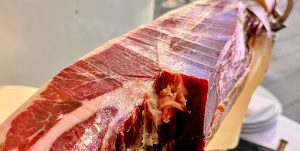 📸✨ Restaurant KRAM | Tradición, excelencia y sabor en Andorra la Vella ✨ En pleno centro comercial de Andorra la Vella, el Restaurant KRAM fusiona lo mejor de la cocina tradicional con una selección de mariscos, pescados y carnes maduradas de alta calidad. 🍷 Tapas selectas, platos andorranos auténticos y una carta que rinde homenaje al sabor y a la calidad de la materia prima. 🔥 Destacan nuestras carnes maduradas, cocinadas a la brasa en horno Josper, y nuestra especialidad estrella: el turbot salvaje a la brasa. 🌊 También ofrecemos pescados y mariscos de las mejores lonjas: Ostras Gillardeau Rodaballo gallego Salmón y bacalao Calamar de playa Cocochas Skrei Zamburiñas y almejas de Carril Arroz negro y guisos de cuchara Una experiencia gastronómica que combina producto, técnica y pasión. 📲 Reserva tu mesa y déjate sorprender. WhatsApp +376696666. Importante saber que en KRAM tenemos dos salas privadas para tus cenas de empresa de Navidad. Y también para tus almuerzos y cenas de familia. 📲 #RestaurantKRAM #AndorraLaVella #CarnesMaduradas #TurbotSalvaje #MariscosDeLonja #Josper #GastronomíaAndorrana #AltaCocina