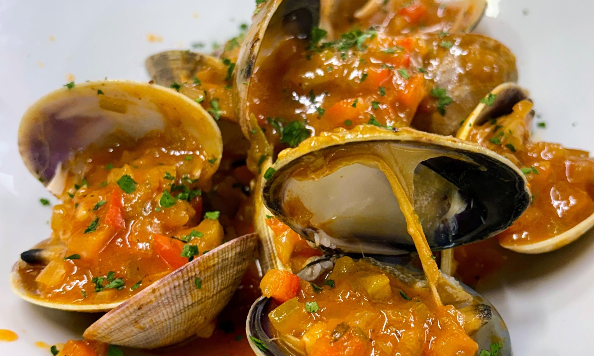 🌊🐚 Cloïsses gallegues del Carril – Un tresor del mar 🐚🌊Sabies que les cloïsses es desplacen obrint i tancant les seves petxines amb gran força? I que una cloïssa trobada davant la costa d’Islàndia el 2006 tenia més de 400 anys, convertint-se en l’animal més longeu registrat fins avui segons la Universitat de Bangor a Gal·les? Les cloïsses del Carril són molt més que un aliment: nutritives, baixes en calories, riques en proteïnes i minerals com calci, iode, magnesi o zinc. A més, estan protegides per la Denominació d'Origen Protegida (DOP), que garanteix la seva qualitat i la pesca sostenible. 🍴 A la nostra carta les trobaràs al gust: a la planxa, al vapor, a l’all o a la marinera. Una autèntica joia gastronòmica que et connecta amb la tradició gallega i el respecte pel mar. I si vols completar l’experiència, et proposem altres plats irresistibles: 🥘 Escudella de muntanya amb carns d’Andorra i capons de la Seu d’Urgell. 🍆 Albergínia amb mel i soja. 🐙 Calamar de platja amb camagrocs. 🥩 Cecina de vaca Wagyu i carpaccio de Picanya madurada. 🐟 Seitons fregits al llimó. 🔥 “Zamburinyes” a la brasa i escamarlans saltats. 🥖 Coca de Folgueroles amb pebrot escalivat i anxoves. Pernil ibèric 100 x 100 de gla. 📍 Vine a gaudir de les cloïsses gallegues del Carril i de la millor cuina de la muntanya Andorrana i de la cuina marinera a Andorra. Estem al centre comercial d’Andorra la Vella disposem de dues sales privades. Disposem d’espais per a celebracions i àpats familiars i empresarials. No oblidis reservar per als teus sopars de Nadal #AlmejaDeCarril #AndorraGastronomia #CuinaDeMuntanya #ProducteDOP #MarISerrra