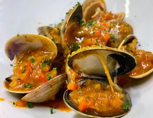 🌊🐚 Cloïsses gallegues del Carril – Un tresor del mar 🐚🌊Sabies que les cloïsses es desplacen obrint i tancant les seves petxines amb gran força? I que una cloïssa trobada davant la costa d’Islàndia el 2006 tenia més de 400 anys, convertint-se en l’animal més longeu registrat fins avui segons la Universitat de Bangor a Gal·les? Les cloïsses del Carril són molt més que un aliment: nutritives, baixes en calories, riques en proteïnes i minerals com calci, iode, magnesi o zinc. A més, estan protegides per la Denominació d'Origen Protegida (DOP), que garanteix la seva qualitat i la pesca sostenible. 🍴 A la nostra carta les trobaràs al gust: a la planxa, al vapor, a l’all o a la marinera. Una autèntica joia gastronòmica que et connecta amb la tradició gallega i el respecte pel mar. I si vols completar l’experiència, et proposem altres plats irresistibles: 🥘 Escudella de muntanya amb carns d’Andorra i capons de la Seu d’Urgell. 🍆 Albergínia amb mel i soja. 🐙 Calamar de platja amb camagrocs. 🥩 Cecina de vaca Wagyu i carpaccio de Picanya madurada. 🐟 Seitons fregits al llimó. 🔥 “Zamburinyes” a la brasa i escamarlans saltats. 🥖 Coca de Folgueroles amb pebrot escalivat i anxoves. Pernil ibèric 100 x 100 de gla. 📍 Vine a gaudir de les cloïsses gallegues del Carril i de la millor cuina de la muntanya Andorrana i de la cuina marinera a Andorra. Estem al centre comercial d’Andorra la Vella disposem de dues sales privades. Disposem d’espais per a celebracions i àpats familiars i empresarials. No oblidis reservar per als teus sopars de Nadal #AlmejaDeCarril #AndorraGastronomia #CuinaDeMuntanya #ProducteDOP #MarISerrra