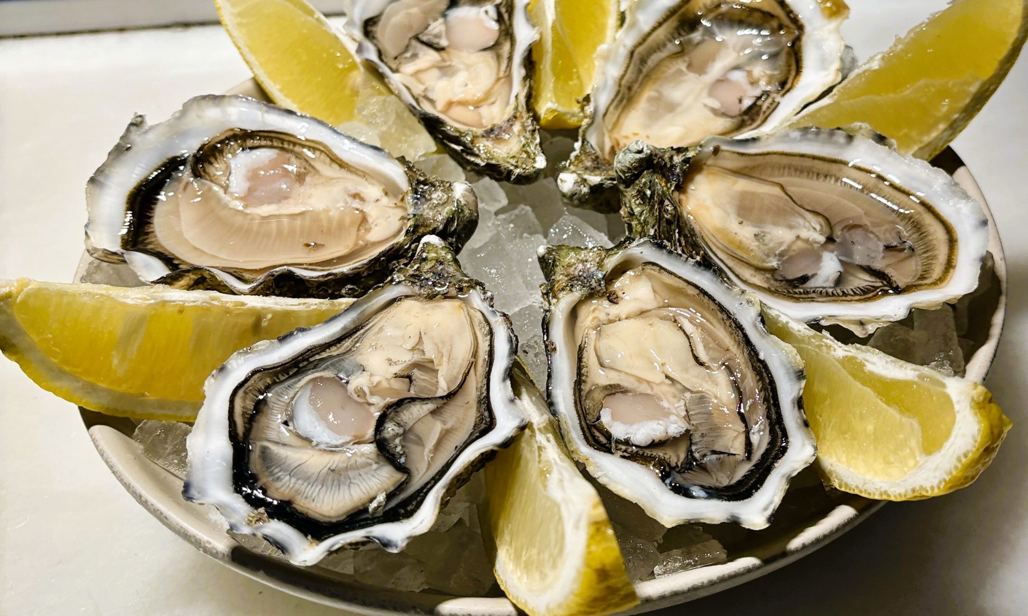 Gaudeix dels nostres aperitius amb les ostres Gillardeau, reconegudes com les millors del món, i acompanya-les amb una copa de vi blanc fresc, servit a la temperatura ideal per potenciar-ne el sabor i l’experiència.