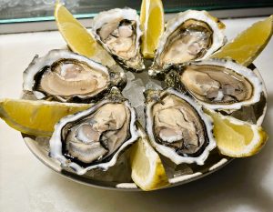 Gaudeix dels nostres aperitius amb les ostres Gillardeau, reconegudes com les millors del món, i acompanya-les amb una copa de vi blanc fresc, servit a la temperatura ideal per potenciar-ne el sabor i l’experiència.