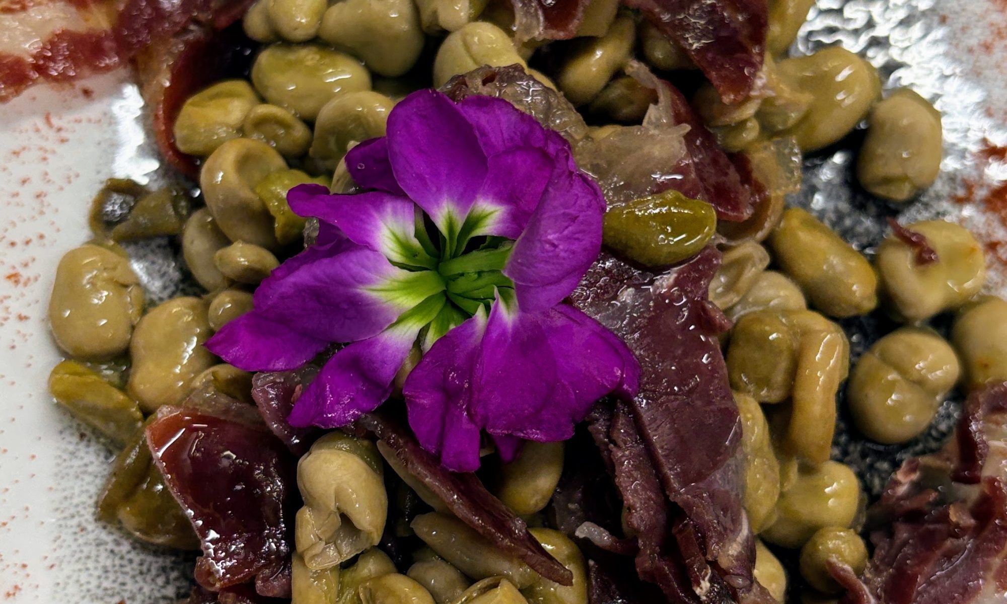 Las mejores reseñas de restaurantes de Andorra la Vella. Víctor Javier Bosque Bergua. Local Guide • 23 reseñas • 2 fotos Habíamos estado ya anteriormente y hemos vuelto. Situado en la calle principal, ubicación 10. Desde afuera no parece lo que es realmente; parece solamente un local de planta calle de tapeo, eso sí, de nivel, porque tienen ostras, vieiras, gambas, pescados, buenos vinos… Mucho de esto en expositor a la calle, pero tiene otras 2 plantas de restaurante con cristaleras a la calle, y estas ya tienen, digamos, más “caché”, como más formal, no tan de batalla, más tranquilo, y se come muy, muy bien, carta y sugerencias de todo tipo. Las mejores reseñas de restaurantes de Andorra la Vella. El servicio fue perfecto, muy amables, tanto los chicos y chica de la parte del bar como la encargada del restaurante y el camarero, muy atentos a todo; atención de 10 para ellos. Además, con los cafés ponen de cortesía una bandeja de dulces, que desde luego en la mayoría de los sitios no hacen. Precio? Pues correcto, estamos en Andorra, en el centro, buena carne, buen pescado, buen vino, buen cava, buen local... no lo van a regalar, eso está claro, estamos donde estamos, ¿no? 1 ración de calamares y setas, 2 solomillos con foie, 2 copas de vino, 2 copas de cava, 2 postres, 2 cafés, todo de calidad y raciones generosas, fueron 140 eu. Gracias, volveremos. Comida: 5/5 Servicio: 5/5 Ambiente: 5/5 A su atención, Sr. Victor Javier Bosque Bergua: Muchísimas gracias por su magnífica reseña y por volver a visitarnos. Nos alegra profundamente saber que su experiencia ha sido tan positiva y que tanto la calidad del producto como el servicio estuvieron a la altura de sus expectativas. Sus palabras son un reconocimiento muy valioso para todo nuestro equipo. En KRAM Andorra trabajamos cada día para ofrecer una gastronomía honesta y de primer nivel. Nuestras ostras Gillardeau, procedentes de la prestigiosa casa francesa del mismo nombre, son uno de los productos estrella de nuestro expositor, junto con vieiras, gambas, pescados y una selección cuidada de vinos. Además, como gastrobar restaurante, contamos con dos salones privados donde se puede disfrutar de un ambiente más tranquilo y formal, ideal para degustar nuestros platos con calma. Nos alegra especialmente que disfrutaran de los calamares a la plancha con setas y de los solomillos con foie, así como de la atención de nuestro equipo, tanto en barra como en sala. La bandeja de dulces que acompañamos con los cafés es un pequeño detalle que nos encanta ofrecer para cerrar la experiencia con un toque especial. Otro de nuestros platos emblemáticos son las patatas bravas al horno Josper, una de las mejores formas de cocinar y un sello distintivo de nuestra casa. Cuando vuelvan, les animamos a descubrir también la calidad que ofrece nuestro chef Jordi Guerrero y su equipo, que combinan a la perfección la cocina innovadora con la tradición andorrana. Cocinan de maravilla y estarán encantados de sorprenderles de nuevo. Le agradecemos sinceramente sus comentarios, su valoración y su confianza. Será un placer volver a recibirles muy pronto. Un cordial saludo, Restaurant KRAM Andorra