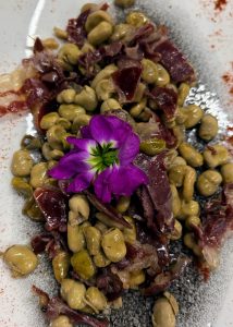 Las mejores reseñas de restaurantes de Andorra la Vella. Víctor Javier Bosque Bergua. Local Guide • 23 reseñas • 2 fotos Habíamos estado ya anteriormente y hemos vuelto. Situado en la calle principal, ubicación 10. Desde afuera no parece lo que es realmente; parece solamente un local de planta calle de tapeo, eso sí, de nivel, porque tienen ostras, vieiras, gambas, pescados, buenos vinos… Mucho de esto en expositor a la calle, pero tiene otras 2 plantas de restaurante con cristaleras a la calle, y estas ya tienen, digamos, más “caché”, como más formal, no tan de batalla, más tranquilo, y se come muy, muy bien, carta y sugerencias de todo tipo. Las mejores reseñas de restaurantes de Andorra la Vella. El servicio fue perfecto, muy amables, tanto los chicos y chica de la parte del bar como la encargada del restaurante y el camarero, muy atentos a todo; atención de 10 para ellos. Además, con los cafés ponen de cortesía una bandeja de dulces, que desde luego en la mayoría de los sitios no hacen. Precio? Pues correcto, estamos en Andorra, en el centro, buena carne, buen pescado, buen vino, buen cava, buen local... no lo van a regalar, eso está claro, estamos donde estamos, ¿no? 1 ración de calamares y setas, 2 solomillos con foie, 2 copas de vino, 2 copas de cava, 2 postres, 2 cafés, todo de calidad y raciones generosas, fueron 140 eu. Gracias, volveremos. Comida: 5/5 Servicio: 5/5 Ambiente: 5/5 A su atención, Sr. Victor Javier Bosque Bergua: Muchísimas gracias por su magnífica reseña y por volver a visitarnos. Nos alegra profundamente saber que su experiencia ha sido tan positiva y que tanto la calidad del producto como el servicio estuvieron a la altura de sus expectativas. Sus palabras son un reconocimiento muy valioso para todo nuestro equipo. En KRAM Andorra trabajamos cada día para ofrecer una gastronomía honesta y de primer nivel. Nuestras ostras Gillardeau, procedentes de la prestigiosa casa francesa del mismo nombre, son uno de los productos estrella de nuestro expositor, junto con vieiras, gambas, pescados y una selección cuidada de vinos. Además, como gastrobar restaurante, contamos con dos salones privados donde se puede disfrutar de un ambiente más tranquilo y formal, ideal para degustar nuestros platos con calma. Nos alegra especialmente que disfrutaran de los calamares a la plancha con setas y de los solomillos con foie, así como de la atención de nuestro equipo, tanto en barra como en sala. La bandeja de dulces que acompañamos con los cafés es un pequeño detalle que nos encanta ofrecer para cerrar la experiencia con un toque especial. Otro de nuestros platos emblemáticos son las patatas bravas al horno Josper, una de las mejores formas de cocinar y un sello distintivo de nuestra casa. Cuando vuelvan, les animamos a descubrir también la calidad que ofrece nuestro chef Jordi Guerrero y su equipo, que combinan a la perfección la cocina innovadora con la tradición andorrana. Cocinan de maravilla y estarán encantados de sorprenderles de nuevo. Le agradecemos sinceramente sus comentarios, su valoración y su confianza. Será un placer volver a recibirles muy pronto. Un cordial saludo, Restaurant KRAM Andorra