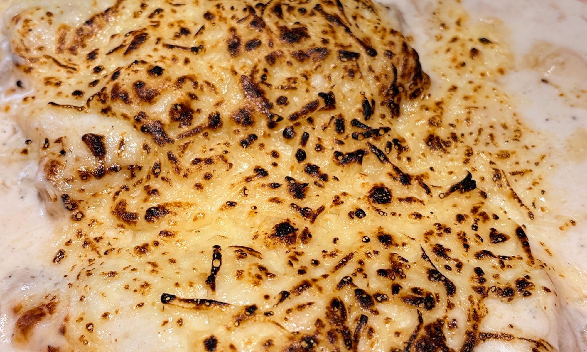 Els nostres Canelons a l’Andorrana: tradició, història i sabor ✨🥘 A KRAM recuperem un clàssic que forma part de la memòria de moltes llars Andorranes: els canelons de carn gratinats, elaborats un a un de manera artesanal. Cada caneló està fet amb: 🍝 Pasta prèmium 🥩 Farcit tradicional preparat amb cura, com s’ha fet sempre a casa 🥛 Beixamel suau 🧀 Capa de formatge gratinat fins a aconseguir aquell punt irresistible. Un plat d’origen italià que va arrelar amb força a la cuina catalana des del segle XIX i que, amb l’arribada de les plaques “El Pavo”, es va convertir en un imprescindible de Sant Esteve. Un símbol de cuina festiva, de reaprofitament i de tradició familiar. Avui, els canelons formen part del nostre dia a dia gastronòmic… I a KRAM els preparem amb una recepta actualitzada pel nostre xef Jordi Guerrero, que n’ha elevat el sabor sense perdre’n l’essència. 🔥 Un clàssic que emociona, un plat que parla de casa. Vine a gaudir-los. #KRAMAndorra #Canelons #CanelonsDeSantEsteve #CuinaTradicional #Andorra #Gastronomia #ChefJordiGuerrero #FoodLovers #ComfortFood #CuinaCatalana #CanelonsGratinats