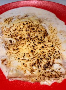 Els nostres Canelons a l’Andorrana: tradició, història i sabor ✨🥘 A KRAM recuperem un clàssic que forma part de la memòria de moltes llars Andorranes: els canelons de carn gratinats, elaborats un a un de manera artesanal. Cada caneló està fet amb: 🍝 Pasta prèmium 🥩 Farcit tradicional preparat amb cura, com s’ha fet sempre a casa 🥛 Beixamel suau 🧀 Capa de formatge gratinat fins a aconseguir aquell punt irresistible. Un plat d’origen italià que va arrelar amb força a la cuina catalana des del segle XIX i que, amb l’arribada de les plaques “El Pavo”, es va convertir en un imprescindible de Sant Esteve. Un símbol de cuina festiva, de reaprofitament i de tradició familiar. Avui, els canelons formen part del nostre dia a dia gastronòmic… I a KRAM els preparem amb una recepta actualitzada pel nostre xef Jordi Guerrero, que n’ha elevat el sabor sense perdre’n l’essència. 🔥 Un clàssic que emociona, un plat que parla de casa. Vine a gaudir-los. #KRAMAndorra #Canelons #CanelonsDeSantEsteve #CuinaTradicional #Andorra #Gastronomia #ChefJordiGuerrero #FoodLovers #ComfortFood #CuinaCatalana #CanelonsGratinats