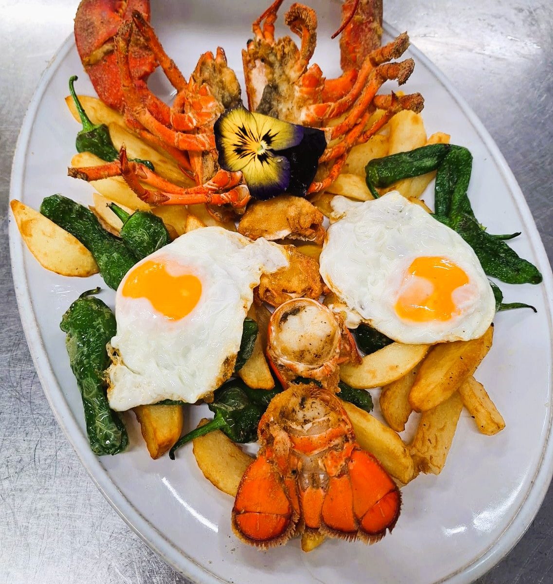 🦞✨ El millor Marisc i peix fresc al Restaurant KRAM ANDORRA✨🐟 Hi ha moltes maneres de preparar el llamàntol, però nosaltres hem optat per una recepta espectacular: Llamàntol a la Menorquina o també anomenat a l’estil de “Ses Illes Balears”, fregit amb patates fregides casolanes, ou ferrats i pebrots del “Padrón”. Una manera fantàstica de cuinar-lo inspirada en les illes Balears, famosa per la recepta del Cafè Balear del Port de Ciutadella. Us assegurem que aquest plat és… una experiència única! 💥 🍴 Al Restaurant KRAM som especialistes en marisc i peixos frescos, amb plats que destaquen per la seva autenticitat i sabor. 👉 I ja que parlem de marisc volem parlar de Llagostes… no les confongueu amb els llamàntols! Les llagostes no tenen pinces, però sí unes grans antenes plenes d’espines, i solen ser més grans que els llamàntols. 📍 Vine a descobrir el nostre univers mariner al centre comercial d’Andorra la Vella i deixa’t sorprendre per la nostra cuina. #RestaurantKRAM #MariscFresc #LlamàntolAMenorquina #CuinaBalear #AndorraGastronomia