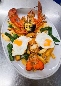 🦞✨ El millor Marisc i peix fresc al Restaurant KRAM ANDORRA✨🐟 Hi ha moltes maneres de preparar el llamàntol, però nosaltres hem optat per una recepta espectacular: Llamàntol a la Menorquina o també anomenat a l’estil de “Ses Illes Balears”, fregit amb patates fregides casolanes, ou ferrats i pebrots del “Padrón”. Una manera fantàstica de cuinar-lo inspirada en les illes Balears, famosa per la recepta del Cafè Balear del Port de Ciutadella. Us assegurem que aquest plat és… una experiència única! 💥 🍴 Al Restaurant KRAM som especialistes en marisc i peixos frescos, amb plats que destaquen per la seva autenticitat i sabor. 👉 I ja que parlem de marisc volem parlar de Llagostes… no les confongueu amb els llamàntols! Les llagostes no tenen pinces, però sí unes grans antenes plenes d’espines, i solen ser més grans que els llamàntols. 📍 Vine a descobrir el nostre univers mariner al centre comercial d’Andorra la Vella i deixa’t sorprendre per la nostra cuina. #RestaurantKRAM #MariscFresc #LlamàntolAMenorquina #CuinaBalear #AndorraGastronomia