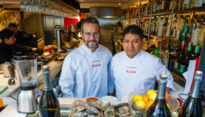 Per començar, seitons fregits a l’andalusa amb un arrebossat exquisit, gens oliosos, zero embafadors. Continuem amb un calamar de platja saltat amb camagrocs, per posar alguna cosa de proximitat. El contrast és tan sorprenent com deliciós. Completem la tria amb un turbot a la brasa, que ve acompanyat amb patata panadera i pebrots del Padró.