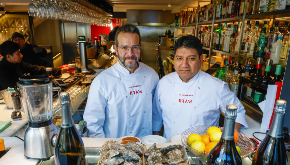 Per començar, seitons fregits a l’andalusa amb un arrebossat exquisit, gens oliosos, zero embafadors. Continuem amb un calamar de platja saltat amb camagrocs, per posar alguna cosa de proximitat. El contrast és tan sorprenent com deliciós. Completem la tria amb un turbot a la brasa, que ve acompanyat amb patata panadera i pebrots del Padró.