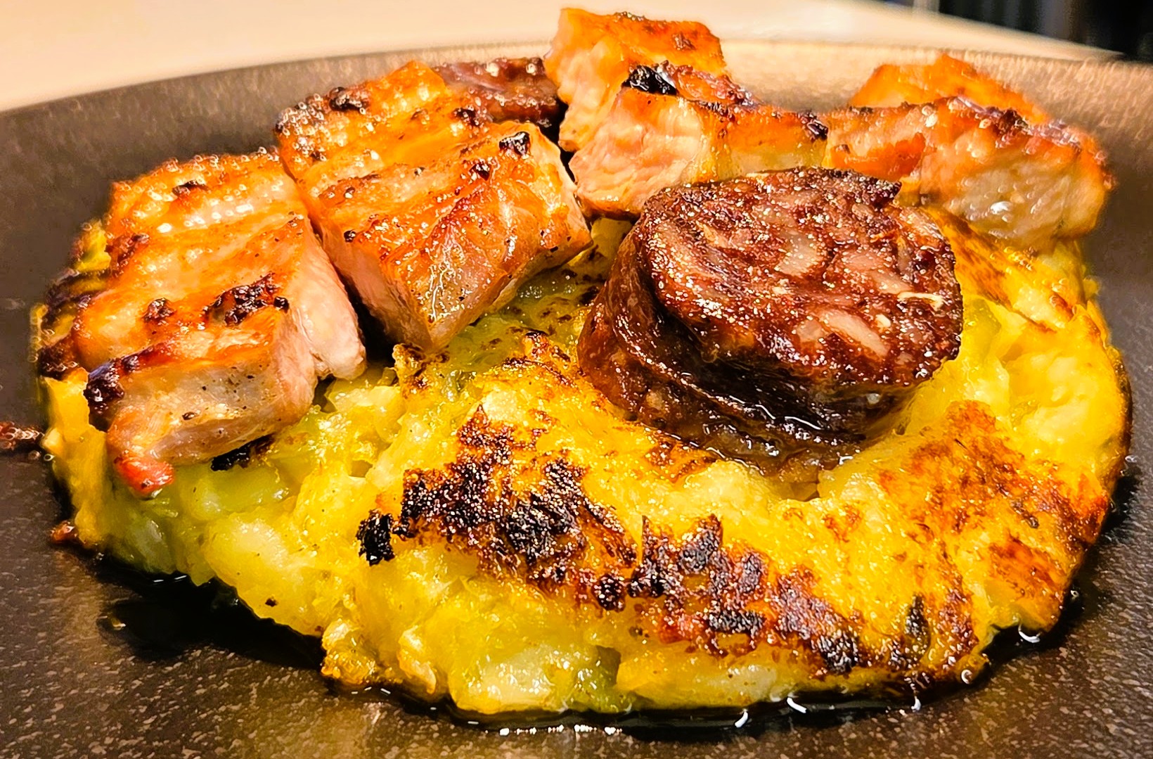 🍽️ Al Restaurant KRAM celebrem l’hivern amb un dels plats més emblemàtics del Pirineu: el Trinxat de muntanya. Una recepta amb història, arrelada a la Cerdanya, l’Alt Urgell i Andorra, que forma part de la memòria gastronòmica de la nostra terra. El trinxat neix de la senzillesa ben feta: patata i col bullides, triturades i barrejades amb cansalada i un toc de greix que li dona aquell sabor tan característic. A vegades, un punt d’all fregit per elevar-lo encara més. Tot plegat es daura a la paella fins a obtenir aquesta mena de truita rústica, amb els trossos de col que li aporten el seu color verd fosc tan inconfusible. És un plat calòric, reconfortant i 100% d’hivern, perfecte per entrar en calor i gaudir de la cuina de muntanya com toca. A KRAM el preparem amb respecte per la tradició i producte de primera, perquè cada mossegada expliqui la seva història. Vine a tastar-lo i descobreix per què és un dels grans clàssics del Pirineu. #RestaurantKRAM #TrinxatDeMuntanya #CuinaAndorrana #GastronomiaDeMuntanya #AndorraLaVella