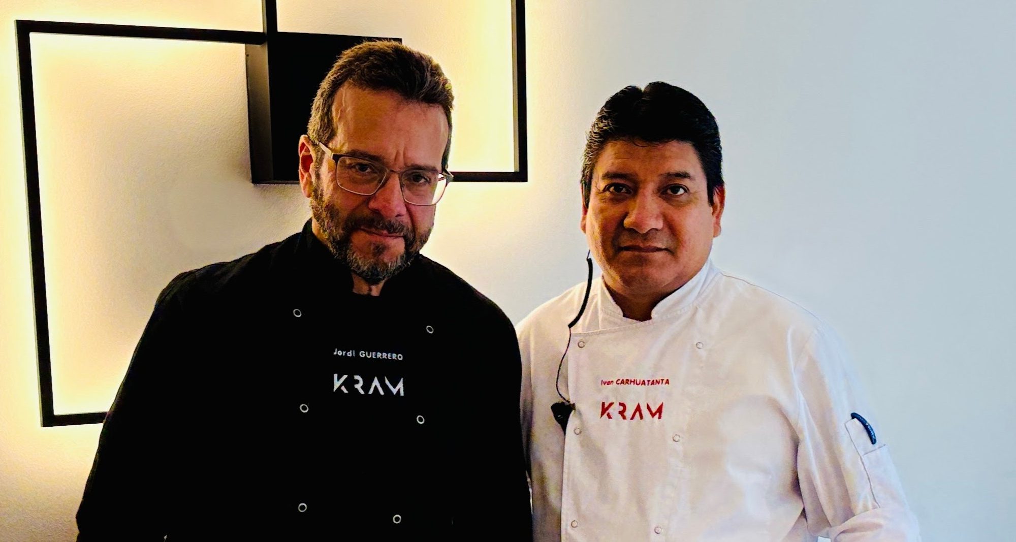 Presentació oli KYLATT al Restaurant KRAM Andorra i L'Or de Ponent oli d’oliva verge extra prèmium. ✨ Ahir vam presentar l’oli KYLATT al Restaurant KRAM ✨ A KRAM ens agrada compartir allò que ens inspira, i ahir vam tenir el privilegi de presentar KYLATT, un oli d’oliva verge extra prèmium d’una qualitat excepcional. Durant els pròxims dies anirem publicant diversos plats on l’utilitzem, però ja ho sabeu: en un restaurant, de vegades el millor maridatge és un bon pa. I nosaltres en tenim dos que enamoren: 🥖 El pa de la parròquia, cruixent i aromàtic. 🥨 El pa alemany, intens i perfecte per començar un àpat a KRAM. Tots dos sublimats amb un raig d’oli KYLATT de primera premsada en fred. Volem donar les gràcies al Sr. Santi Bonet Camprubí i al productor d’olives arbequines Ramon Farran del Molí d’Alcanó I de fruits de ponent, per la seva visita i per compartir amb nosaltres la passió per un producte tan noble, únic al món i mot exclusiu. 🌿 KYLATT és un oli elaborat exclusivament amb olives arbequines seleccionades, collides molt aviat i premsades en fred per preservar frescor, aromes i polifenols. Un fruitat verd intens amb notes d’herba tallada, ametlla, fonoll, nous verdes, tomàquet verd i un toc de carxofa. Amarg i picant molt equilibrats, en boca és un oli molt elegant i amb un caràcter propi, el caràcter de la terra on neix, al cor de Lleida. Certificat amb DOP les Garrigues, disponible també en versió ECO i reconegut internacionalment a Nova York, Londres, París, Berlín i Catalunya. Un oli ideal per consumir en cru i perfecte com a producte gourmet. Tots sabeu que la filosofia de KRAM és oferir-vos només el millor. I KYLATT n’és un exemple clar. Gràcies per acompanyar-nos en aquesta nova etapa de sabor i autenticitat. #KRAMRestaurant #Kylatt #OliPremium #AndorraGastronomia #Arbequina