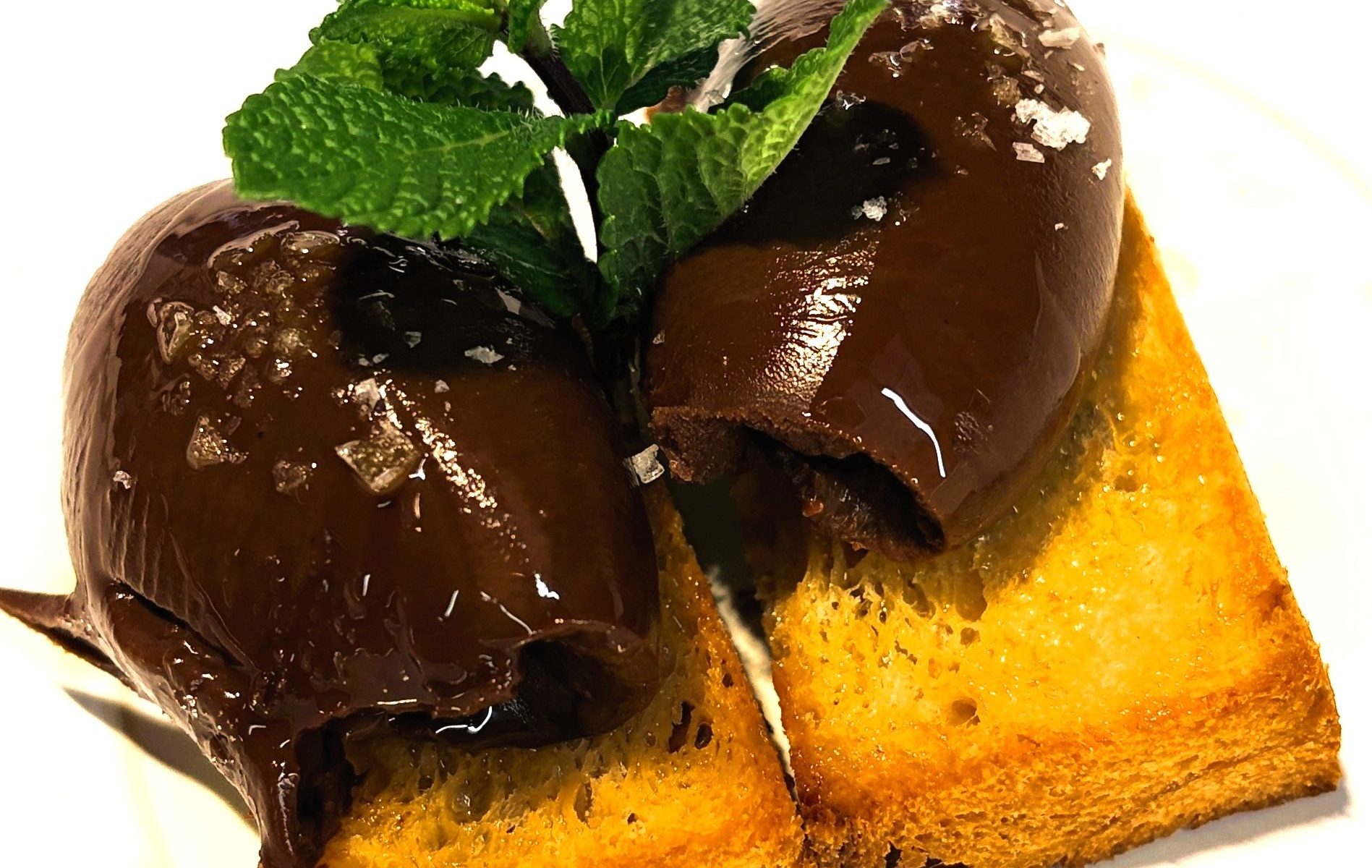 ✨🍫 POSTRES ESPECIALS KRAM a la presentació de l’oli KYLATT 🍫✨i L’Or de Ponent. Avui, en el marc de la presentació del nostre oli prèmium KYLATT, el xef Jordi Guerrero ens sorprèn amb unes postres que són pura delicadesa: Torradetes elaborades amb pasta de croissant francès, lleugerament cruixents, banyades amb un bon raig d’oli KYLATT per potenciar-ne l’aroma i la personalitat. A sobre un "Ganache" de xocolata prèmium. Li vaig preguntar al nostre xef què és el Ganache i em va dir el següent: “El "ganache" de xocolata és una de les preparacions més apreciades en el món de la bomboneria i la rebosteria. La seva combinació de xocolata amb nata fresca crea una textura sedosa i un sabor intens que eleva a l'infinit qualsevol de les postres on li afegeixis aquesta xocolata preparada per utilitzar dins dels bombons” Un final dolç, elegant i profund, que celebra el producte, la tècnica i el talent del nostre equip. KRAM ANDORRA — on la creativitat i el producte excel·lent es donen la mà. #KYLATT #KRAM #Ganache #Xoxolata #Lespostresdexocolata