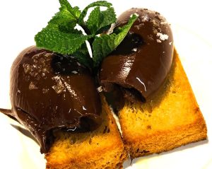 ✨🍫 POSTRES ESPECIALS KRAM a la presentació de l’oli KYLATT 🍫✨i L’Or de Ponent. Avui, en el marc de la presentació del nostre oli prèmium KYLATT, el xef Jordi Guerrero ens sorprèn amb unes postres que són pura delicadesa: Torradetes elaborades amb pasta de croissant francès, lleugerament cruixents, banyades amb un bon raig d’oli KYLATT per potenciar-ne l’aroma i la personalitat. A sobre un "Ganache" de xocolata prèmium. Li vaig preguntar al nostre xef què és el Ganache i em va dir el següent: “El "ganache" de xocolata és una de les preparacions més apreciades en el món de la bomboneria i la rebosteria. La seva combinació de xocolata amb nata fresca crea una textura sedosa i un sabor intens que eleva a l'infinit qualsevol de les postres on li afegeixis aquesta xocolata preparada per utilitzar dins dels bombons” Un final dolç, elegant i profund, que celebra el producte, la tècnica i el talent del nostre equip. KRAM ANDORRA — on la creativitat i el producte excel·lent es donen la mà. #KYLATT #KRAM #Ganache #Xoxolata #Lespostresdexocolata