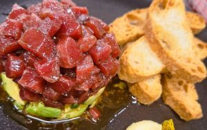 A KRAM treballem amb Tonyina Roja Balfegó, referent mundial en la comercialització de tonyina fresca d’alta qualitat. Tàrtar de tonyina Balfegó amb alvocat