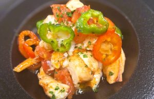 🦞✨ SALPICÓ DE LLAMÀNTOL — UN INICI DE LUXE AL KRAM ✨🦞 (En castellà: Salpicón de Bogavante) A KRAM comencem fort: Un salpicó de llamàntol fresquíssim, saborós i equilibrat, perfecte com a aperitiu prèmium per obrir la gana i preparar el paladar per al que ve després… 🔥🍚 El nostre arròs negre Un clàssic de la casa elaborat amb calamars i cloïsses gallegues del “Carril”, intens, melós i amb aquell punt que li dona el nostre xef Jordi Guerrero que enamora. La combinació ideal per a un dinar o sopar que deixa empremta: Salpicó de llamàntol + Arròs negre KRAM = èxit assegurat. Vine a gaudir de la nostra cuina mediterrània amb personalitat pròpia. Restaurant KRAM — Sabors que parlen per si sols. #Kram #JordiGuerrero #llamantol #bogavante #arrosnegre