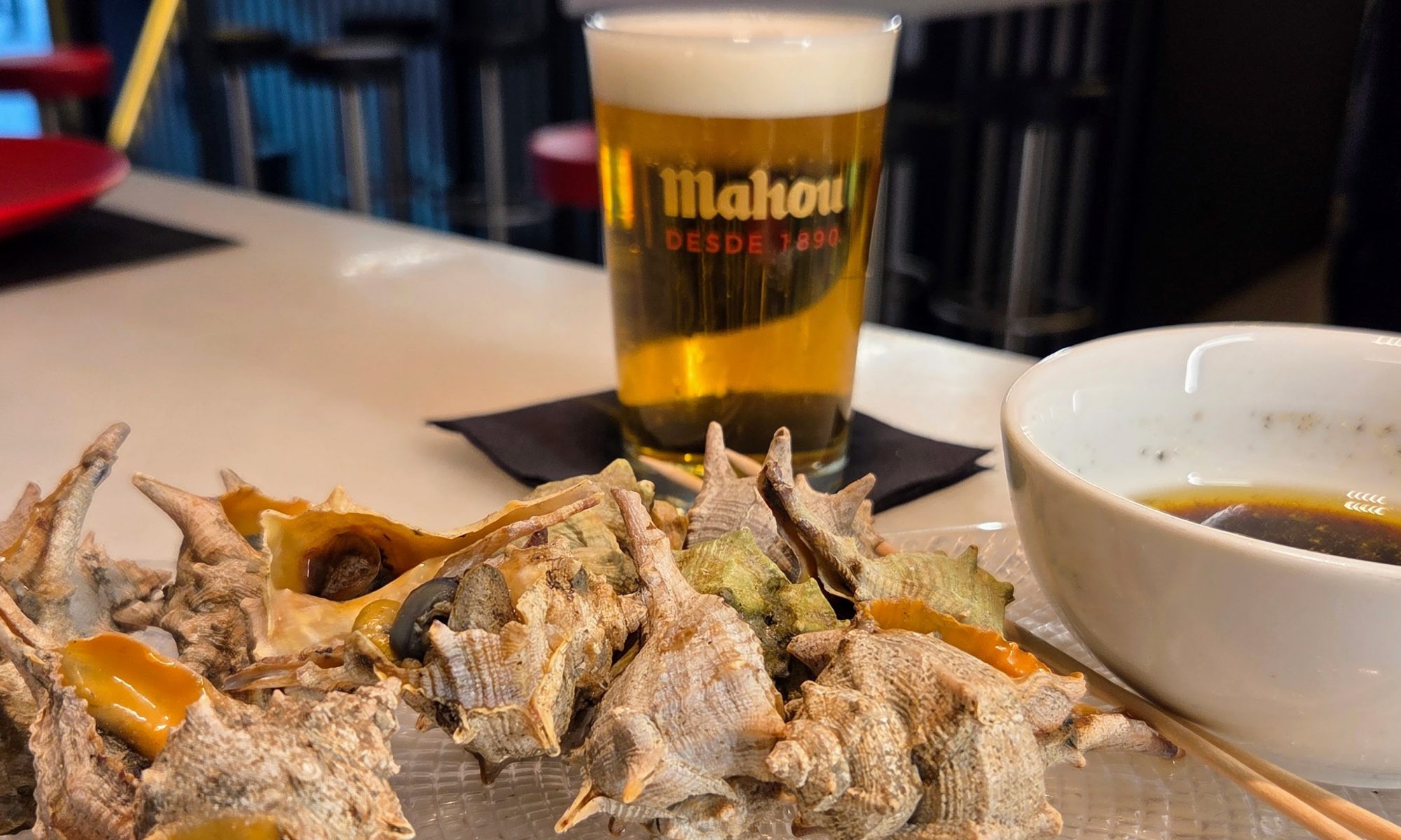 🟠🐚 Aquest cap de setmana, a taula tenim un autèntic tresor del mar: les cañaíllas, o cargols de punxes en català. Ens han arribat amb la mida perfecta per gaudir-ne com cal, i el seu sabor ho confirma: marí, net, genuí, amb una carn ferma, però tendra, d’aquelles que et fan tancar els ulls al primer tast. Bullides amb sal són una experiència clàssica i deliciosa, i com a tapa amb una bona vinagreta es tornen irresistibles. I si vols anar un pas més enllà… la “cañaílla” trossejada és espectacular barrejada amb maionesa casolana o mostassa, ideal per acompanyar un peix lleugerament cru o només marinat. Una queixalada autèntica, marinera i plena de personalitat. #ProducteFresc #MariscDelBo #CargolDePunxes #Gastronomia #SaborsDelMar