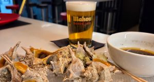 🟠🐚 Aquest cap de setmana, a taula tenim un autèntic tresor del mar: les cañaíllas, o cargols de punxes en català. Ens han arribat amb la mida perfecta per gaudir-ne com cal, i el seu sabor ho confirma: marí, net, genuí, amb una carn ferma, però tendra, d’aquelles que et fan tancar els ulls al primer tast. Bullides amb sal són una experiència clàssica i deliciosa, i com a tapa amb una bona vinagreta es tornen irresistibles. I si vols anar un pas més enllà… la “cañaílla” trossejada és espectacular barrejada amb maionesa casolana o mostassa, ideal per acompanyar un peix lleugerament cru o només marinat. Una queixalada autèntica, marinera i plena de personalitat. #ProducteFresc #MariscDelBo #CargolDePunxes #Gastronomia #SaborsDelMar