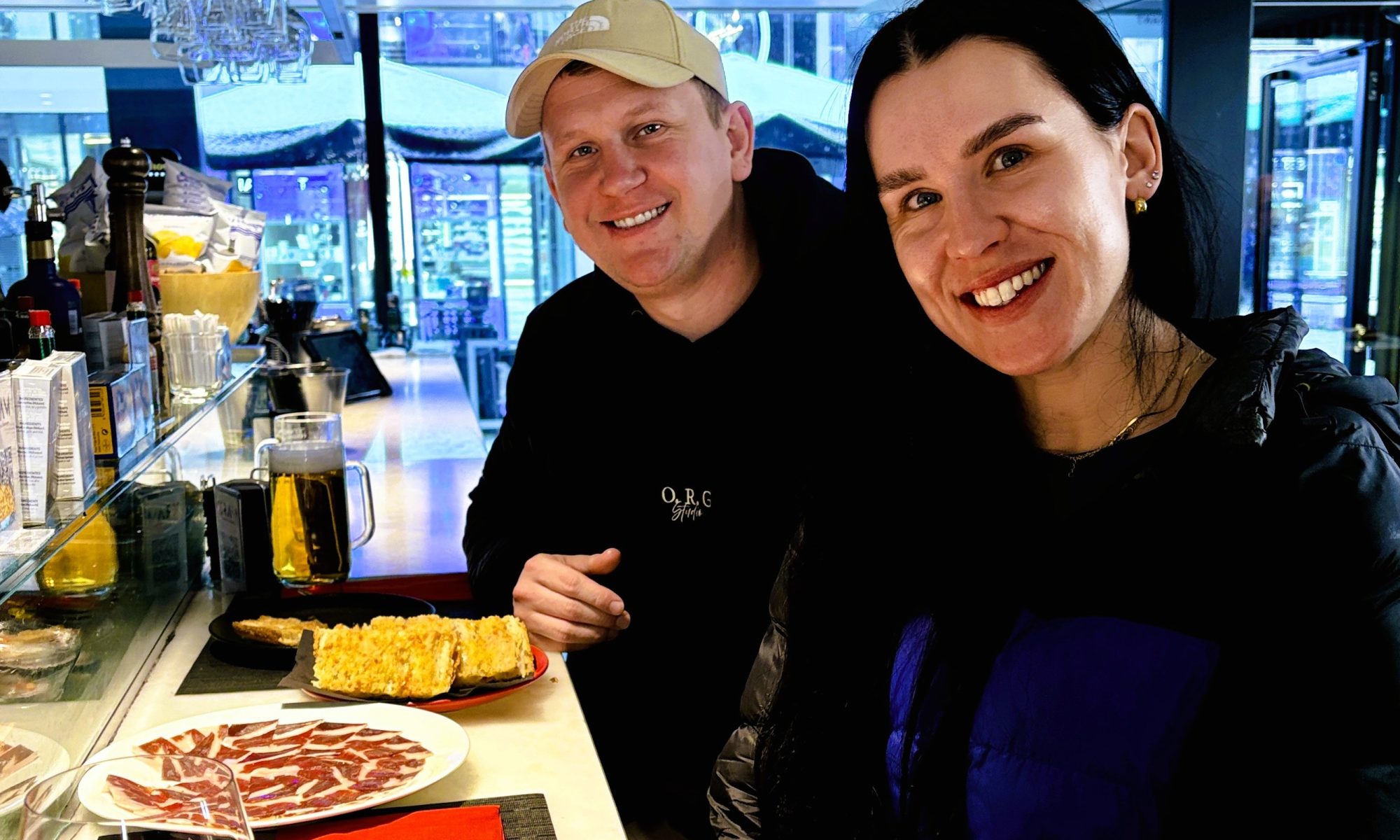 🇬🇧✨ Today we had the pleasure of welcoming our clients and friends from England at KRAM @kramandorra ✨🇬🇧 We enjoyed such a warm and friendly conversation together. They tasted our MAHOU beer and our red wine, and asked what they could try that’s truly typical from Spain. We recommended two essentials: * 100% Bellota Iberian Ham – a must‑try classic. * Our special bread: “Coca de Folgueroles amb tomàquet i KYLATT premium olive oil”, considered one of the best olive oils in Spain. Thank you, Kelly and husband, for your lovely energy and conversation @kgfitnesscoach_ We even checked out your website, www.kgfitness.net — and we absolutely loved your phrase: “Supporting Your Fitness Journey” Beautiful message and philosophy. Thanks again, and we hope to see you both soon at KRAM. #KRAMAndorra #FoodLovers #SpanishFlavours #AndorraExperience #GoodVibesOnly