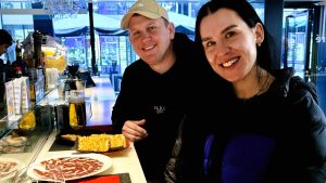 🇬🇧✨ Today we had the pleasure of welcoming our clients and friends from England at KRAM @kramandorra ✨🇬🇧 We enjoyed such a warm and friendly conversation together. They tasted our MAHOU beer and our red wine, and asked what they could try that’s truly typical from Spain. We recommended two essentials: * 100% Bellota Iberian Ham – a must‑try classic. * Our special bread: “Coca de Folgueroles amb tomàquet i KYLATT premium olive oil”, considered one of the best olive oils in Spain. Thank you, Kelly and husband, for your lovely energy and conversation @kgfitnesscoach_ We even checked out your website, www.kgfitness.net — and we absolutely loved your phrase: “Supporting Your Fitness Journey” Beautiful message and philosophy. Thanks again, and we hope to see you both soon at KRAM. #KRAMAndorra #FoodLovers #SpanishFlavours #AndorraExperience #GoodVibesOnly