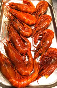 🦞✨ Avui a KRAM hem viscut un autèntic festival de marisc — possiblement la millor marisqueria d’Andorra la Vella en plena essència. Hem ofert un àpat extraordinari amb marisc portat directament del mar Cantàbric, a Astúries, una de les zones més prestigioses del món per la qualitat i intensitat del seu producte. El marisc asturià és únic per molts motius: Aigües fredes i riques del Cantàbric, que donen una carn més ferma i un sabor més profund. Marisqueig artesanal i sostenible, respectant vedes i tradicions. Espècies emblemàtiques amb noms locals: l’andarica (nécora), la ñocla (bou de mar), el bugre (llamàntol), els percebes, els oricios (eriçons) o les “llampares”. Autenticitat gastronòmica, sovint servit simplement bullit per respectar-ne el sabor, o en plats clàssics com l’arròs amb bugre o els guisats mariners típics de la terra Asturiana. A KRAM ens apassiona portar-vos aquesta qualitat incomparable, directa del Cantàbric al vostre plat, perquè gaudiu d’un marisc fresc, intens i fidel a la tradició. Ho podeu encarregar al nostre WhatsApp +376696666 Gràcies per confiar en nosaltres un dia més. #KRAMAndorra #MariscDelCantàbric #GastronomiaAndorrana #Astúries #ProducteFresc