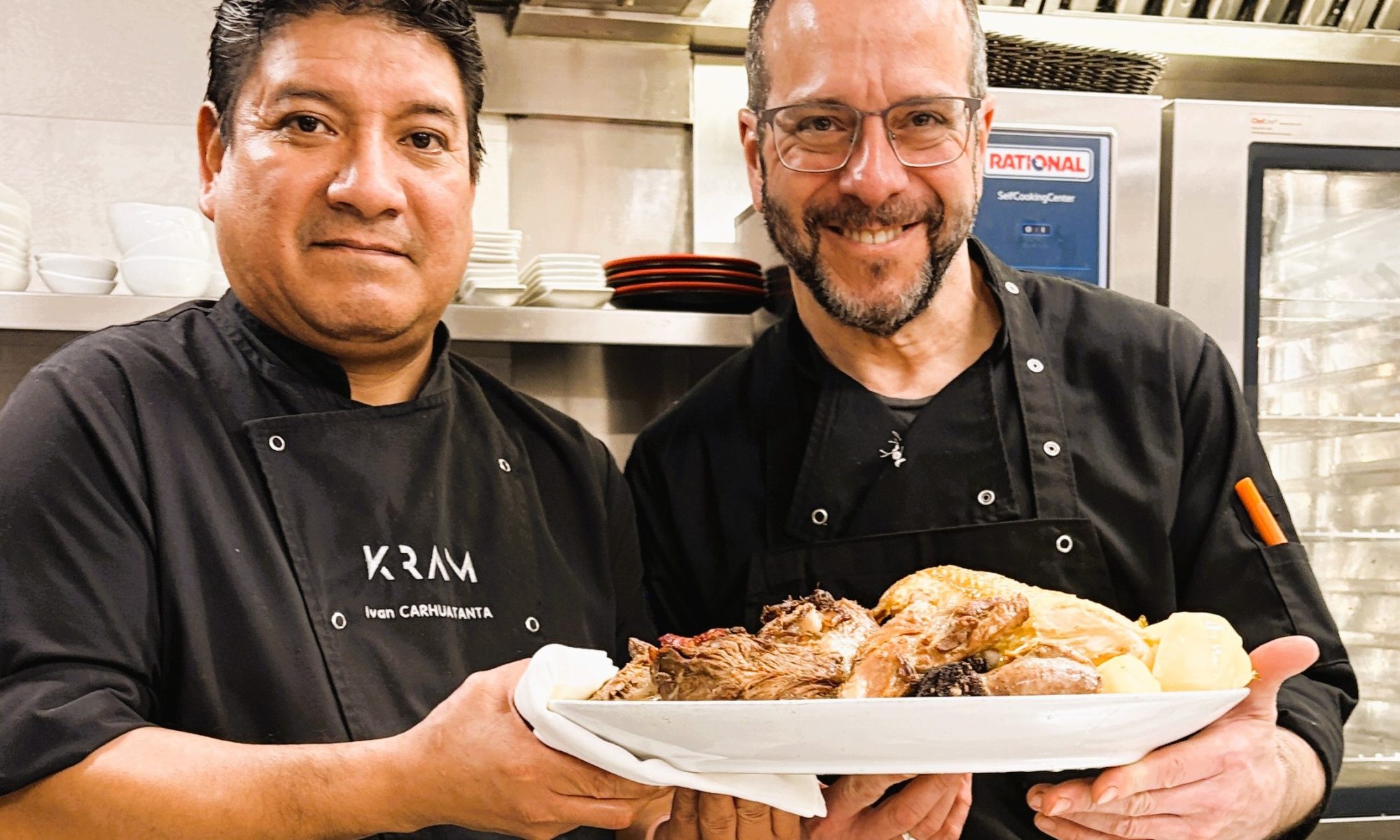 🥣🔥 Avui a KRAM hem preparat el nostre KOCIDO KRAM! 🔥🥣 Diuen que els rostits, els guisats i les sopes sempre són encara millors l’endemà… i nosaltres ho confirmem. Aquí tens el nostre equip amb una safata del KOCIDO KRAM, acabat de fer i perfecte per aquests dies de fred intens a Andorra. Acompanyat del seu caldo amb fideus el clàssic KOCIDO de la zona centre d’Espanya. Amb aquest temps tan rúfol, no hi ha res més reconfortant que un bon plat calent a KRAM. Demà divendres i dissabte et recomanem reservar taula i venir a gaudir del nostre KOCIDO KRAM, ideal per combatre les baixes temperatures i entrar en calor com cal. 📞 Reserva la teva taula: +376 696 666 T’esperem a KRAM per començar el cap de setmana amb bon gust i bona energia. #KRAMAndorra #KocidoKram #Cocidakram #AndorraGastronomia #MenjarDeCullera