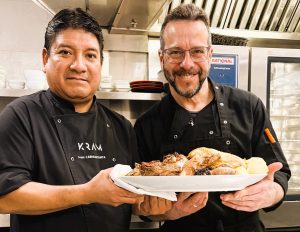 🥣🔥 Avui a KRAM hem preparat el nostre KOCIDO KRAM! 🔥🥣 Diuen que els rostits, els guisats i les sopes sempre són encara millors l’endemà… i nosaltres ho confirmem. Aquí tens el nostre equip amb una safata del KOCIDO KRAM, acabat de fer i perfecte per aquests dies de fred intens a Andorra. Acompanyat del seu caldo amb fideus el clàssic KOCIDO de la zona centre d’Espanya. Amb aquest temps tan rúfol, no hi ha res més reconfortant que un bon plat calent a KRAM. Demà divendres i dissabte et recomanem reservar taula i venir a gaudir del nostre KOCIDO KRAM, ideal per combatre les baixes temperatures i entrar en calor com cal. 📞 Reserva la teva taula: +376 696 666 T’esperem a KRAM per començar el cap de setmana amb bon gust i bona energia. #KRAMAndorra #KocidoKram #Cocidakram #AndorraGastronomia #MenjarDeCullera