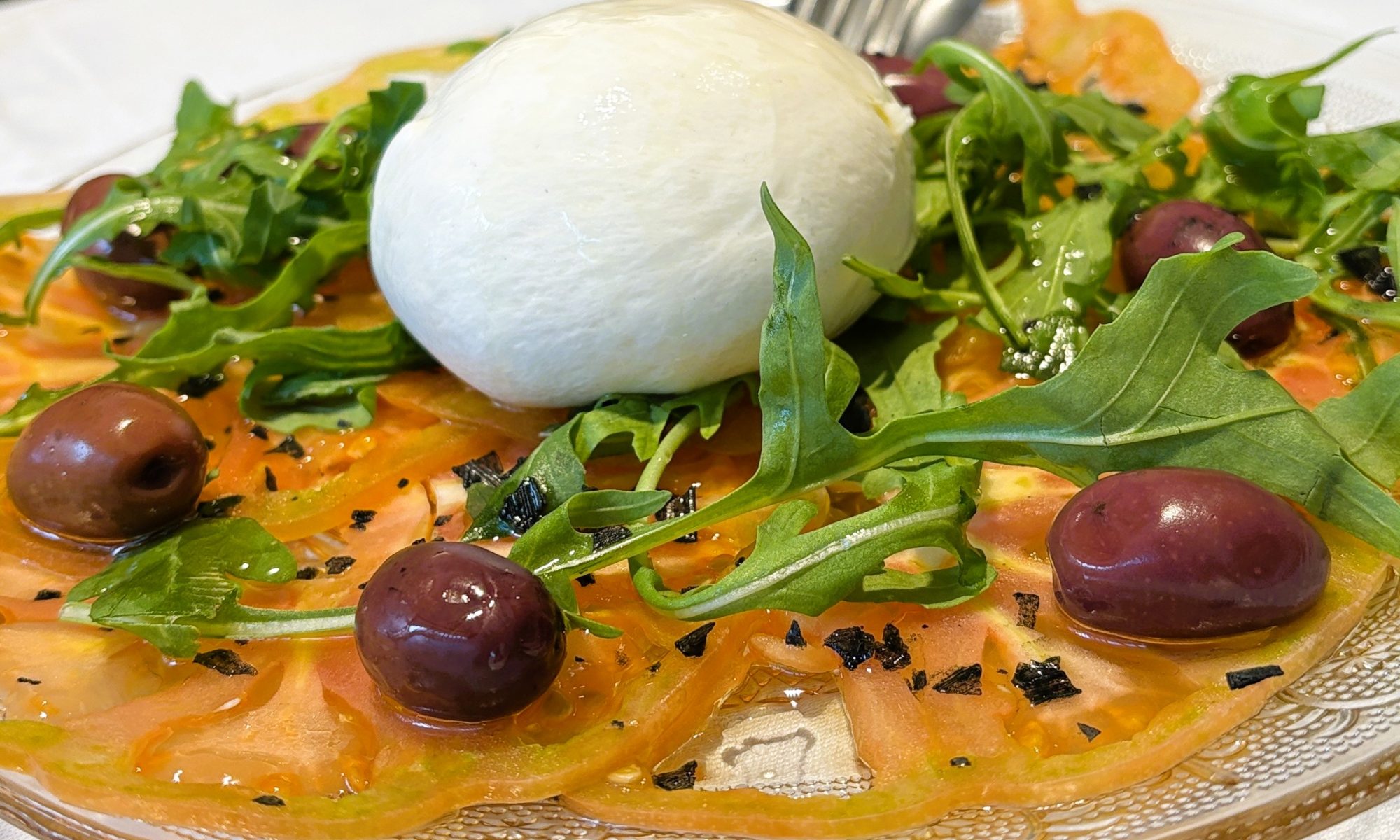 🥗✨ Burrata de búfala amb carpaccio de tomàquet i vinagreta d’alfàbrega ✨🥗 A KRAM Andorra ens agrada treballar el producte amb sensibilitat i respecte, i aquesta creació n’és un bon exemple. La nostra burrata de búfala arriba amb tota la seva cremositat natural, acompanyada d’un carpaccio de tomàquet fresc i una vinagreta d’alfàbrega que aporta aroma, frescor i equilibri. Un plat lleuger, elegant i ple de matisos, ideal per començar un àpat amb bon gust i millor companyia. Vine a descobrir-lo i deixa’t sorprendre. 🔖#KramAndorra #GastronomiaAndorra #Burrata #CuinaDeMercat #ProducteFresc