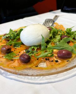 🥗✨ Burrata de búfala amb carpaccio de tomàquet i vinagreta d’alfàbrega ✨🥗 A KRAM Andorra ens agrada treballar el producte amb sensibilitat i respecte, i aquesta creació n’és un bon exemple. La nostra burrata de búfala arriba amb tota la seva cremositat natural, acompanyada d’un carpaccio de tomàquet fresc i una vinagreta d’alfàbrega que aporta aroma, frescor i equilibri. Un plat lleuger, elegant i ple de matisos, ideal per començar un àpat amb bon gust i millor companyia. Vine a descobrir-lo i deixa’t sorprendre. 🔖#KramAndorra #GastronomiaAndorra #Burrata #CuinaDeMercat #ProducteFresc