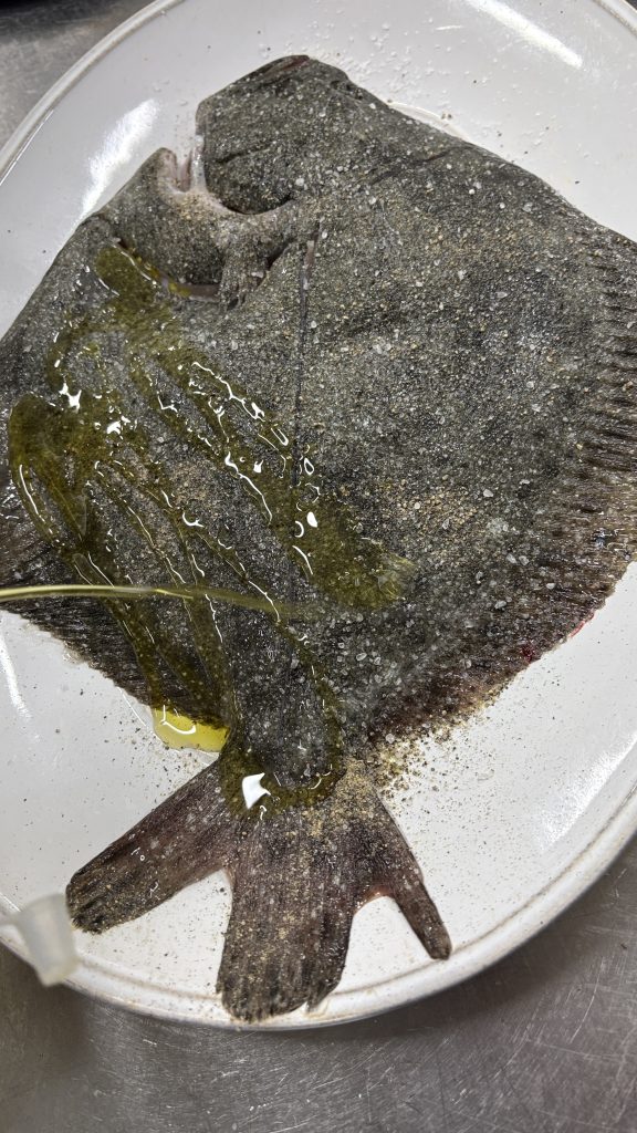 L'essència del mar es troba amb la força del foc al nostre Josper. 🔥🐟 Avui us presentem un dels grans protagonistes de la nostra carta: el Turbot a la brasa. Seleccionem les millors peces per cuinar-les amb la precisió de la brasa, aconseguint una textura melosa i aquell gust fumat tan característic que només la bona brasa pot donar. Un producte excepcional que respectem al màxim per portar-vos el millor del Mediterrani al cor d'Andorra. Però cap àpat suculent està realment complet sense el contrast dolç. 🍏✨ Per posar el punt final perfecte, el nostre xef Jordi Guerrero proposa la seva versió del Pastís de Poma (Tatin). Una combinació de textures cruixents, pomes caramel·litzades i el punt just de dolçor que us farà tancar els ulls a cada cullerada. Veniu a viure l'experiència KRAM a l'eix comercial del Principat d’Andorra 📍 Av. Meritxell, 92. Andorra la Vella. 📞 Reserves i contacte: +376 696 666 #KramAndorra #JordiGuerrero #TurbotAlJosper #AndorraGastronomia #PastisDePoma
