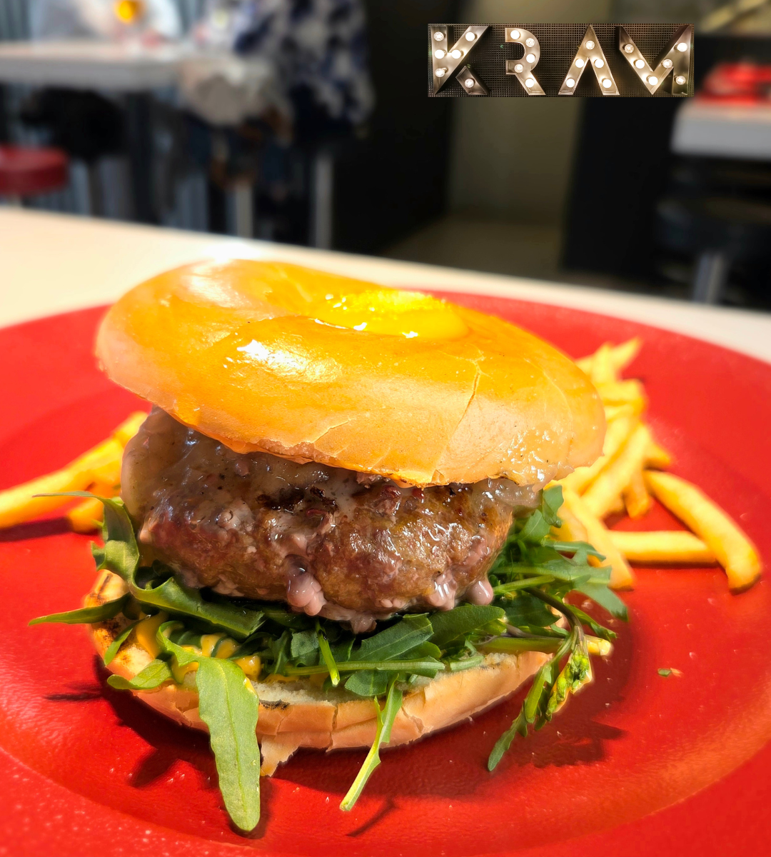 🔥🍔 A KRAM no fem hamburgueses… fem Kramburgueses. La millor hamburguesa d’andorra la vella només la trobaràs KRAM Deixa’t estar “d’smash burgers” i altres modes passatgeres. A Restaurant KRAM oferim una hamburguesa única, feta amb vedella Angus d’Irlanda, autèntica, prèmium i amb un sabor i una textura que no trobaràs enlloc més. La nostra “Kramburguesa” és artesana de veritat: • Carn prèmium preparada a casa • Cuita al Josper, que li dona aquell toc fumat irresistible • Panet de brioix amb mantega • Ou de corral • Formatge Havarti danès • Tomàquets prèmium • Enciam fresc d’horta de proximitat Possiblement la millor hamburguesa d’Andorra la Vella. No ho diem nosaltres… ho diu cada mos. Vine a descobrir-la. #RestaurantKram #Kramburguesa #AngusPremium #JosperCooking #AndorraLaVella