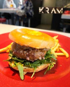 🔥🍔 A KRAM no fem hamburgueses… fem Kramburgueses. La millor hamburguesa d’andorra la vella només la trobaràs KRAM Deixa’t estar “d’smash burgers” i altres modes passatgeres. A Restaurant KRAM oferim una hamburguesa única, feta amb vedella Angus d’Irlanda, autèntica, prèmium i amb un sabor i una textura que no trobaràs enlloc més. La nostra “Kramburguesa” és artesana de veritat: • Carn prèmium preparada a casa • Cuita al Josper, que li dona aquell toc fumat irresistible • Panet de brioix amb mantega • Ou de corral • Formatge Havarti danès • Tomàquets prèmium • Enciam fresc d’horta de proximitat Possiblement la millor hamburguesa d’Andorra la Vella. No ho diem nosaltres… ho diu cada mos. Vine a descobrir-la. #RestaurantKram #Kramburguesa #AngusPremium #JosperCooking #AndorraLaVella