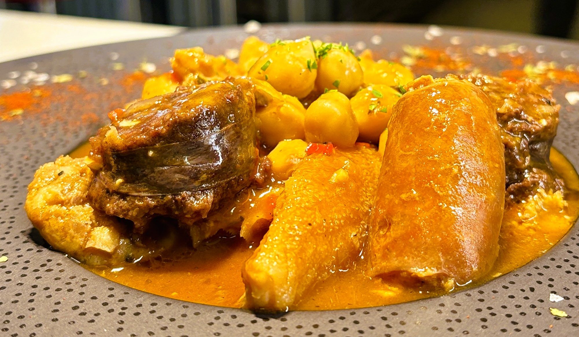 🍲🔥 Avui al KRAM: un clàssic de la cuina tradicional — Tripes amb xoriço, botifarra blanca, botifarra negra (Morcilla) i cigrons A KRAM Andorra reivindiquem els sabors més autèntics de la gastronomia espanyola amb un plat que forma part de la memòria culinària de moltes llars: les nostres tripes estofades amb xoriço, botifarra blanca, “morcilla” i cigrons. Un guisat intens, melós, profund i cuinat a foc lent, com s’ha fet tota la vida. Un plat que dona energia, que reconforta i que ens parla de tradició, de producte tradicional i de cuina feta amb respecte per la tradició i el saber fer la cuina. Ideal per als qui busquen autenticitat, sabor i aquella sensació de menjar casolà que només s’aconsegueix amb paciència i bona mà. Vine a gaudir d’aquest clàssic al nostre gastrobar KRAM i deixa’t portar pels sabors de sempre. KRAM Andorra — Tradició, essència i molt bona cuina. Xef: JORDI GUERRERO