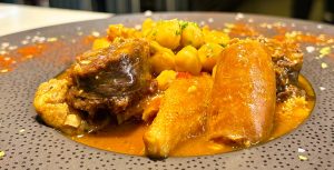 🍲🔥 Avui al KRAM: un clàssic de la cuina tradicional — Tripes amb xoriço, botifarra blanca, botifarra negra (Morcilla) i cigrons A KRAM Andorra reivindiquem els sabors més autèntics de la gastronomia espanyola amb un plat que forma part de la memòria culinària de moltes llars: les nostres tripes estofades amb xoriço, botifarra blanca, “morcilla” i cigrons. Un guisat intens, melós, profund i cuinat a foc lent, com s’ha fet tota la vida. Un plat que dona energia, que reconforta i que ens parla de tradició, de producte tradicional i de cuina feta amb respecte per la tradició i el saber fer la cuina. Ideal per als qui busquen autenticitat, sabor i aquella sensació de menjar casolà que només s’aconsegueix amb paciència i bona mà. Vine a gaudir d’aquest clàssic al nostre gastrobar KRAM i deixa’t portar pels sabors de sempre. KRAM Andorra — Tradició, essència i molt bona cuina. Xef: JORDI GUERRERO