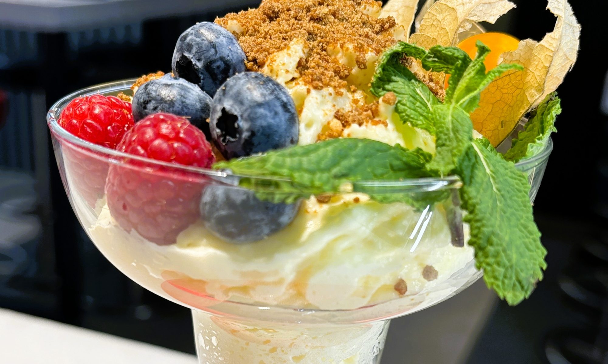 🍮✨ A KRAM Andorra estrenem una novetat dolça que ve de gust immediatament en llegir la carta o rebre el suggeriment del nostre equip des del primer instant. Us presentem la nostra escuma de crema catalana caramel·litzada amb nabius i fruits vermells, una interpretació fresca i lleugera d’un clàssic de la nostra gastronomia. La textura sedosa de l’escuma, el toc cruixent del caramel i l’acidesa natural dels fruits vermells creen un equilibri perfecte que tanca qualsevol àpat amb una dolçor controlada. Una postra pensada pel nostre equip de cuina per sorprendre, seduir i deixar un record dolç i memorable. KRAM Andorra — Per al nostre xef tradició també pot ser innovació. #kramandorra #postresgourmet #cremacatalana #andorralavella #gastronomiaandorrana