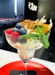 🍮✨ A KRAM Andorra estrenem una novetat dolça que ve de gust immediatament en llegir la carta o rebre el suggeriment del nostre equip des del primer instant. Us presentem la nostra escuma de crema catalana caramel·litzada amb nabius i fruits vermells, una interpretació fresca i lleugera d’un clàssic de la nostra gastronomia. La textura sedosa de l’escuma, el toc cruixent del caramel i l’acidesa natural dels fruits vermells creen un equilibri perfecte que tanca qualsevol àpat amb una dolçor controlada. Una postra pensada pel nostre equip de cuina per sorprendre, seduir i deixar un record dolç i memorable. KRAM Andorra — Per al nostre xef tradició també pot ser innovació. #kramandorra #postresgourmet #cremacatalana #andorralavella #gastronomiaandorrana