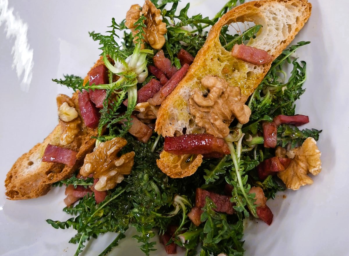 🥗🔥 Amanida de Xicoies. Frescor directa del Port d’Envalira al Cap del Port i sabor i salut a KRAM Andorra la Vella! 🍽️✨ A KRAM Andorra, celebrem els sabors autèntics amb plats sans, frescos, equilibrats i sorprenents. Descobreix la nostra amanida de xicoies del nostre Xef Jordi Guerrero, on la tendresa de les xicoies es combina amb la intensitat del seu saber fer, creant un contrast irresistible. 🌿 Xicoies fresques, amb tot el gust del Pirineu Andorra 🔥 Toc especial de la casa, que transforma cada queixalada en una experiència gastronòmica única 📍 Vine a KRAM Andorra la Vella i gaudeix d’aquesta delícia! Reserva taula i descobreix el millor de la cuina d’alta qualitat! #KRAMAndorra #AmanidaDeXicoies #SaborsQueCaptiven #GastronomiaPremium #MomentsIrresistibles