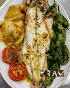 Al Restaurant KRAM tenim una debilitat… i es diu turbot salvatge. És el nostre plat estrella. Un producte excepcional que preparem al forn o a la brasa Josper, sempre al gust del client. Però si ens deixes donar-te un consell… com el de la fotografia és insuperable: pell cruixent, textura melosa i tot el sabor pur del mar. Treballem només amb turbot salvatge de primera qualitat, i el cuinem amb respecte absolut pel producte perquè cada mossegada sigui una experiència única i increïble. Si t’agrada el peix fresc fet com cal, aquest és el teu plat. T’esperem al KRAM per descobrir-lo. #RestaurantKRAM #TurbotSalvatge #BrasaJosper #CuinaDeProducte #AndorraGastronòmica